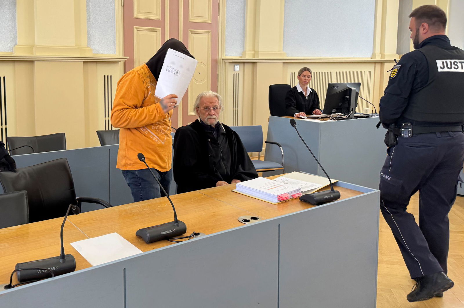 Der Mann sieht sich zu unrecht angeklagt.