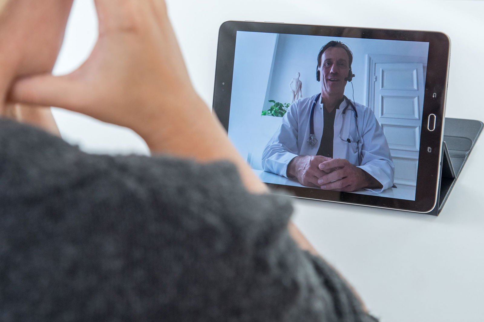Laut der TK hat die Zahl der Videosprechstunden zugenommen. (Symbolbild)