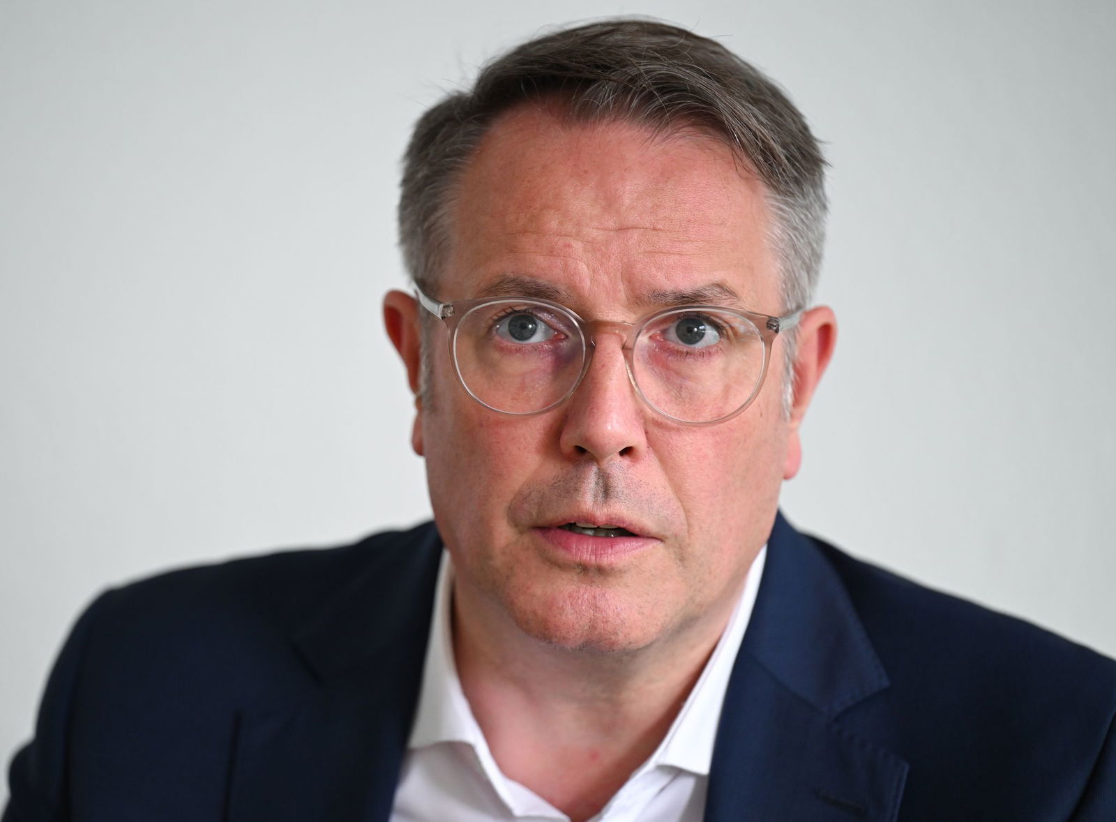 Der rheinland-pfälzische Ministerpräsident Alexander Schweitzer (SPD) will das Thema Kommunalfinanzen zu einem Schwerpunkt der Ministerpräsidentenkonferenz machen.