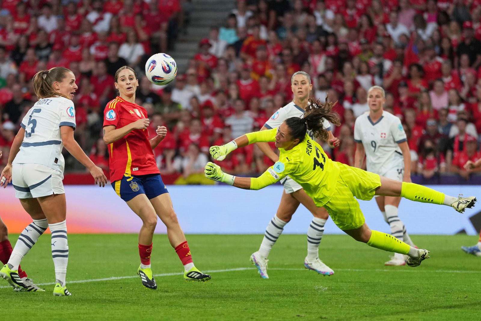 Schöne Flugshow: Schweiz-Torhüterin Livia Peng.