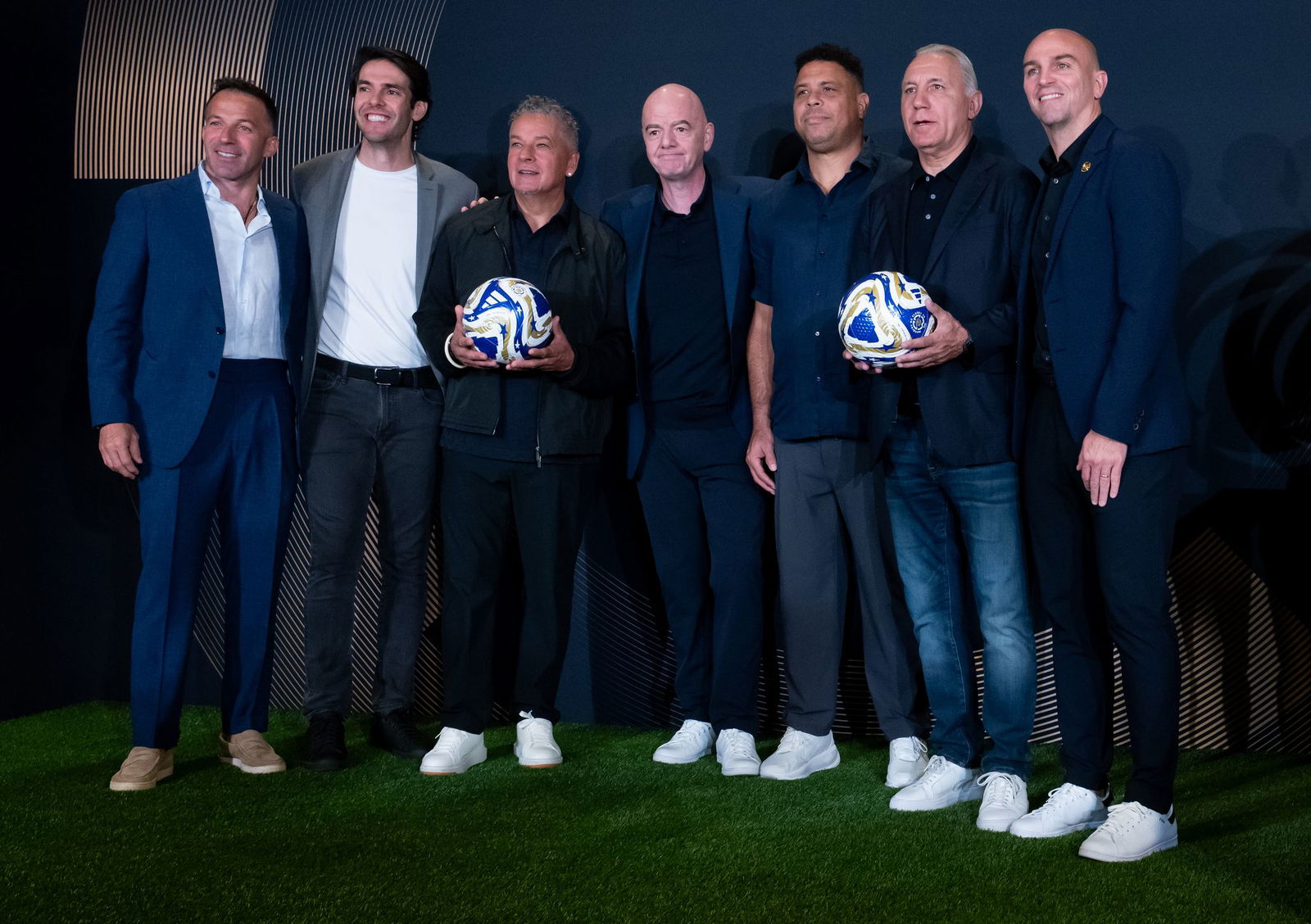 FIFA-Präsident Ginnani Infantino (M) im Trump Tower mit Spielerlegenden wie dem Brasilianer Ronaldo (rechts neben ihm).