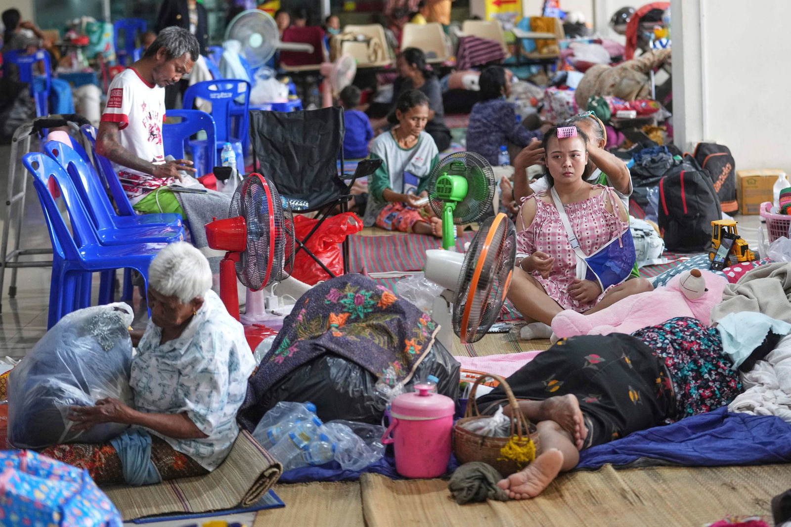 Immer mehr Menschen müssen in Evakuierungszentren untergebracht werden.