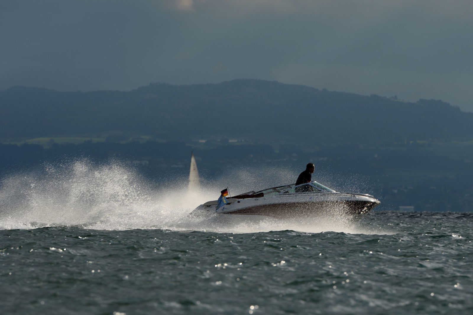 Schnelle Motorboote bringen zwar Spaß, können aber Pflanzen und Tieren in Seen enorm zusetzten. (Archivbild) 