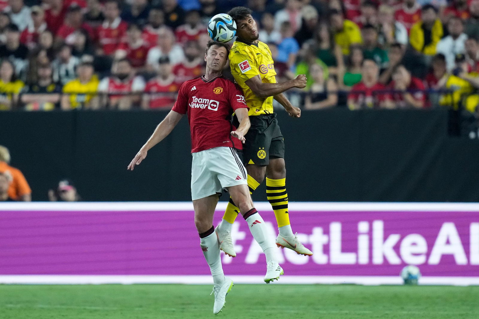 Paul-Philipp Besong (r) in einem Dortmunder Testspiel gegen Manchester United. In Ulm unterschrieb er für zwei Jahre.