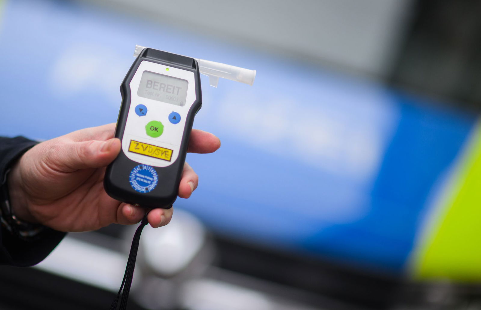 Die Beamten führten einen Alkoholtest bei dem Mann durch. (Symbolbild)