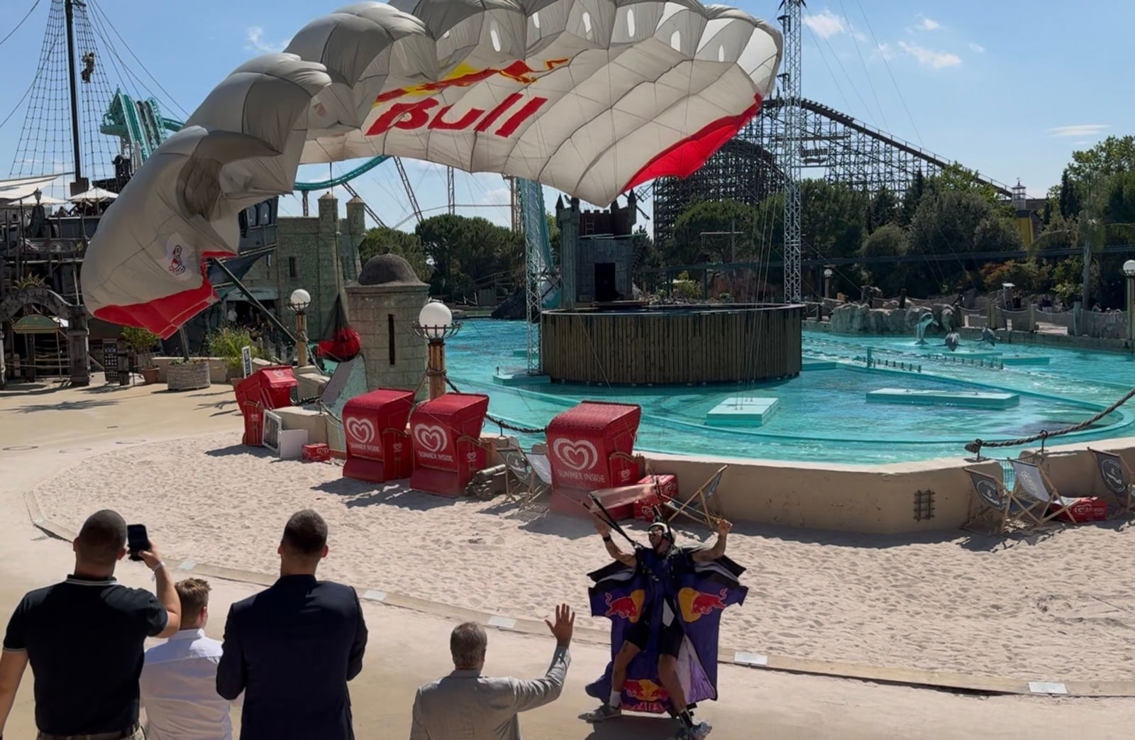 Gelandet wurde direkt im Freizeitpark neben einer Attraktion. 
