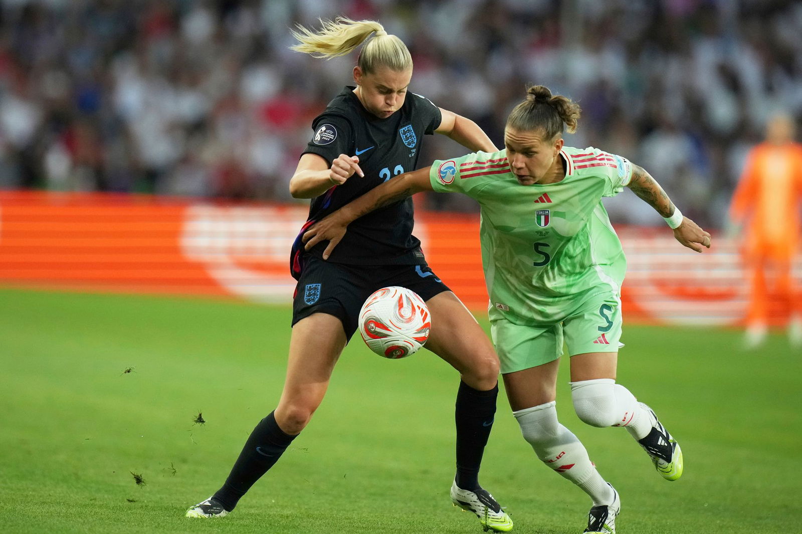 Intensives Halbfinale: Italiens Elena Linari (r) im Duell mit Englands Alessia Russo.