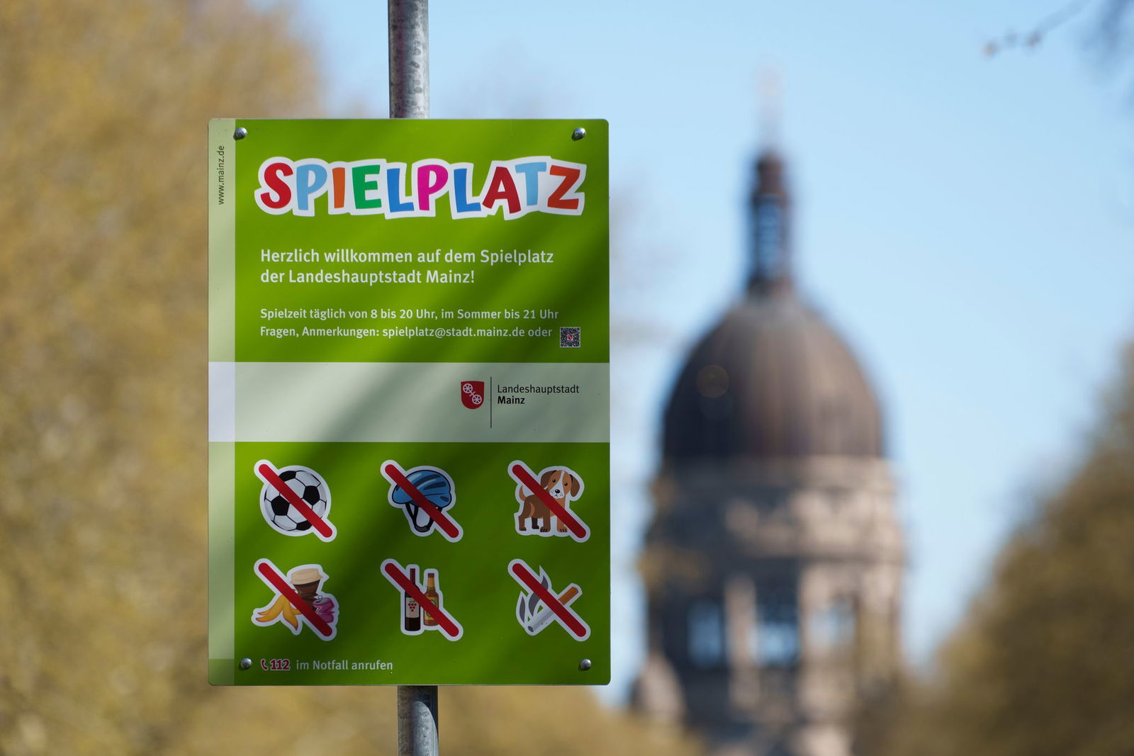 Ab auf den Spielplatz: Auch das kann den Kindern in den Ferien daheim Spaß machen. (Archivbild)