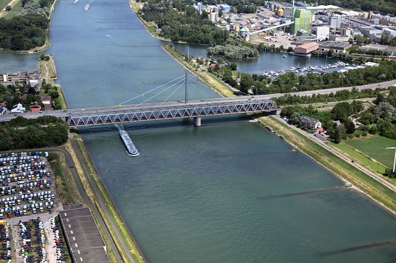 Der Rhein könnte deutlich wärmer werden. (Archivbild)