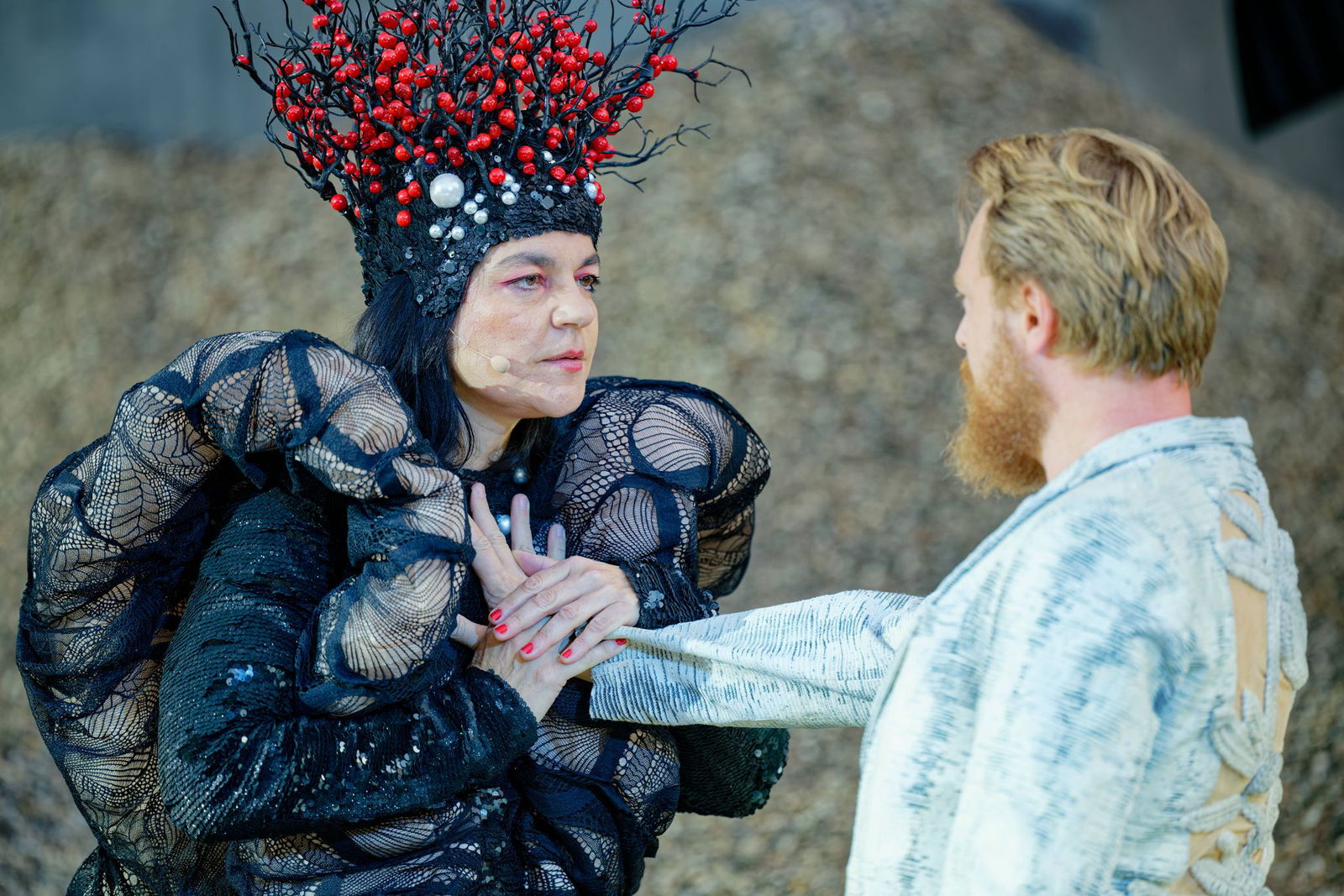 Tabatabai (l) als Drache stellt sich Siegfried (Salthe) bei der Fotoprobe entgegen. (Archivfoto)