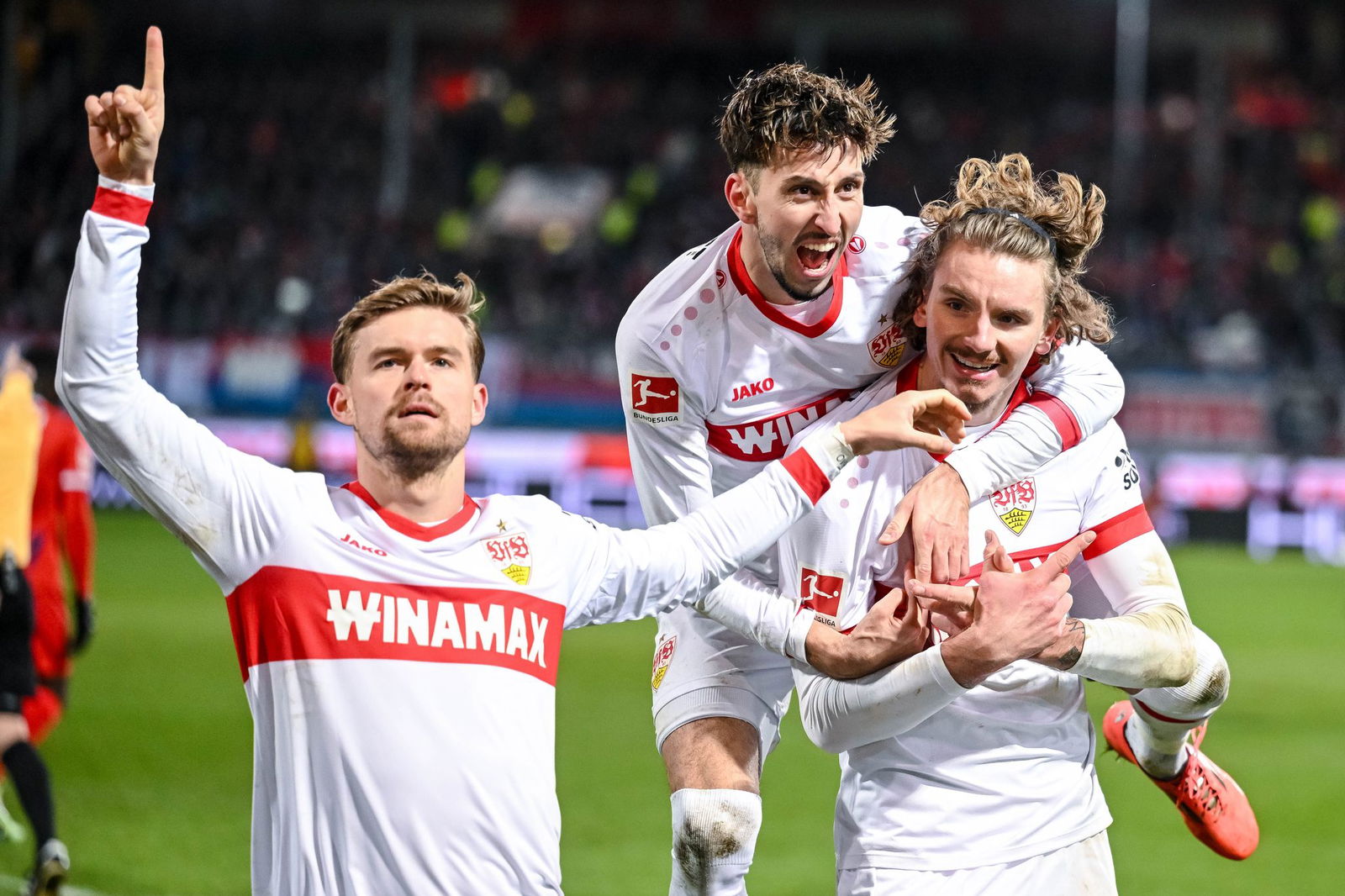Nick Woltemade (rechts) soll laut den VfB-Verantwortlichen auch in der kommenden Saison für Stuttgart jubeln.