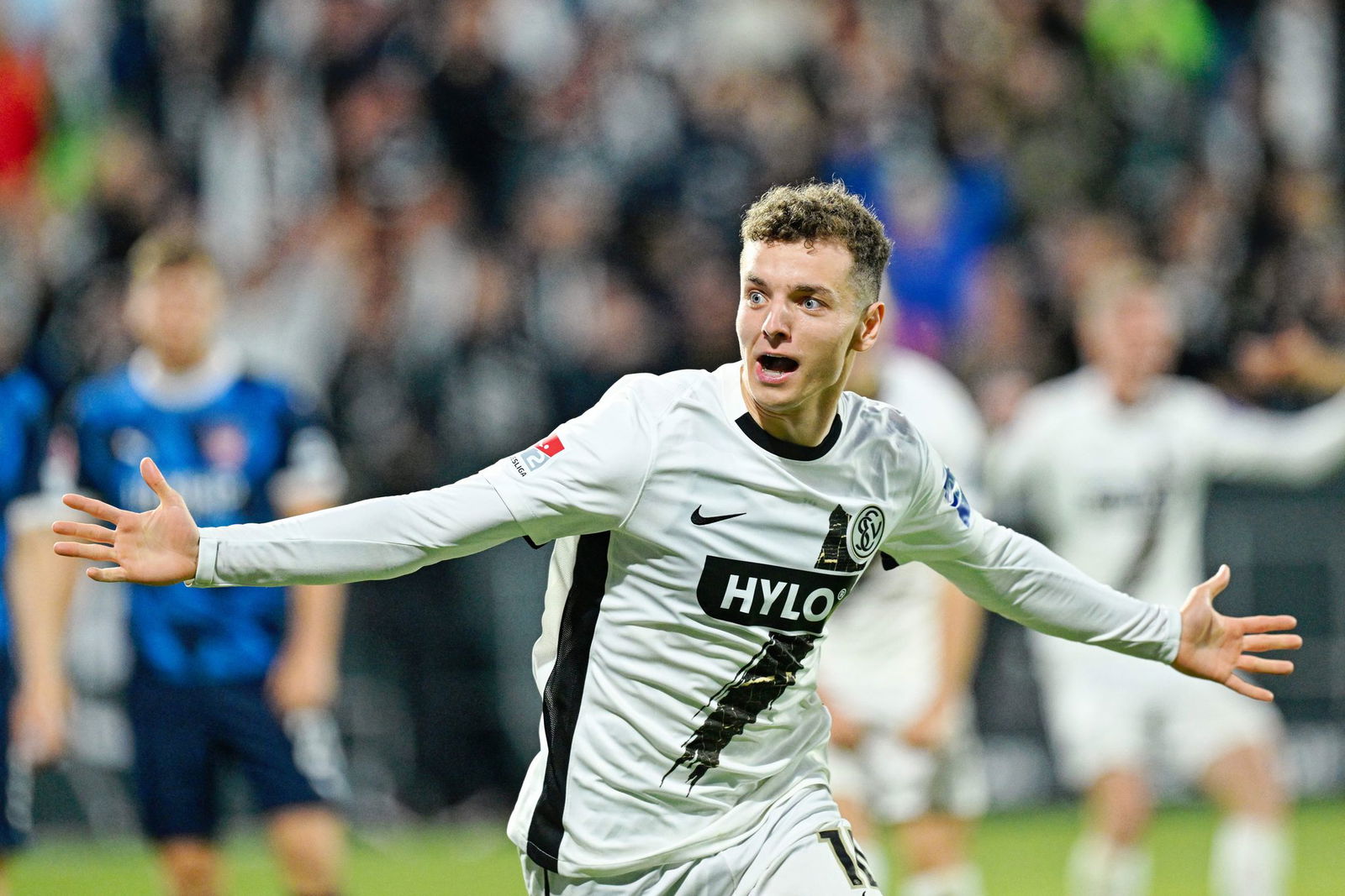 Stürmer Fisnik Asllani hat seinen Vertrag in Hoffenheim verlängert.