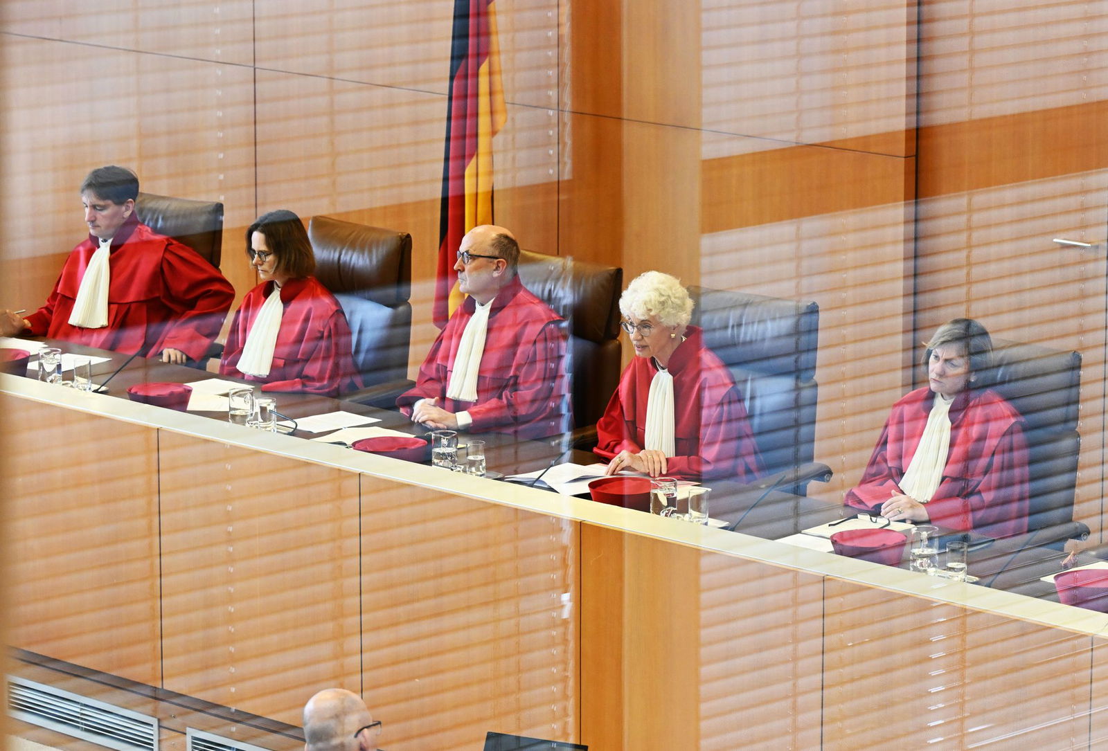 Verhandelt und verkündet wird in einem großen gläsernen Saal. Der Bau in Karlsruhe mit seinen großflächigen Fenstern soll Transparenz schaffen. (Archivbild)