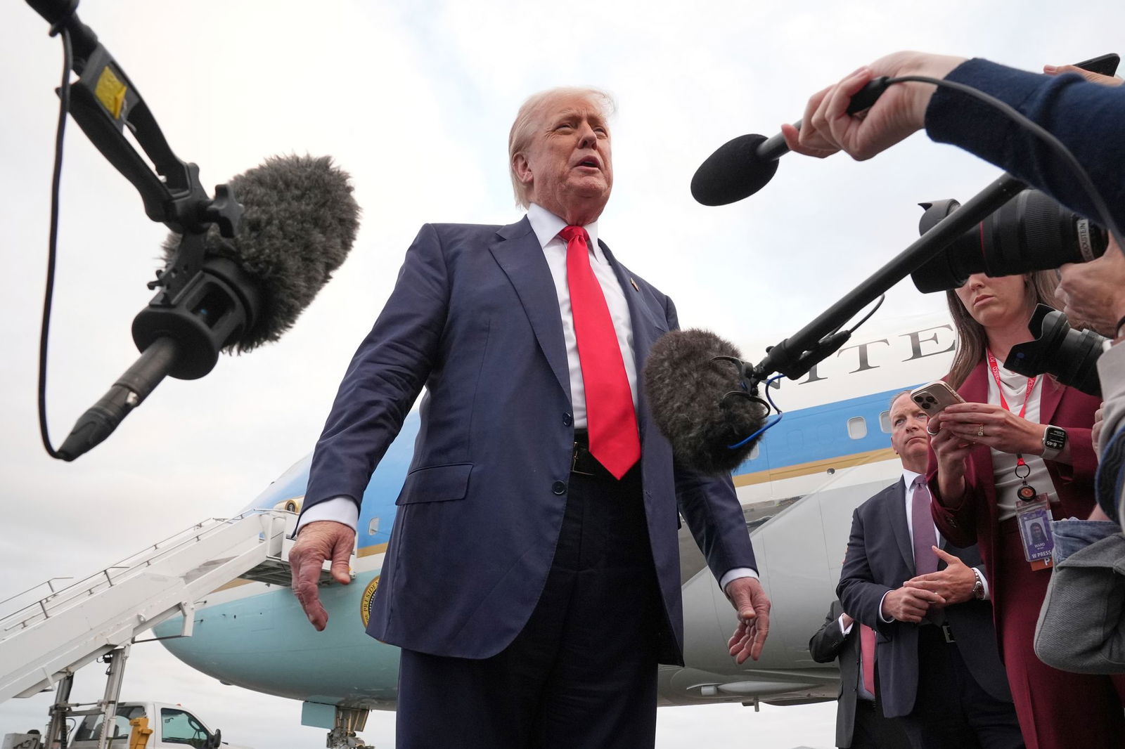 Trump schaltet sich aus Schottland in den Konflikt ein. 