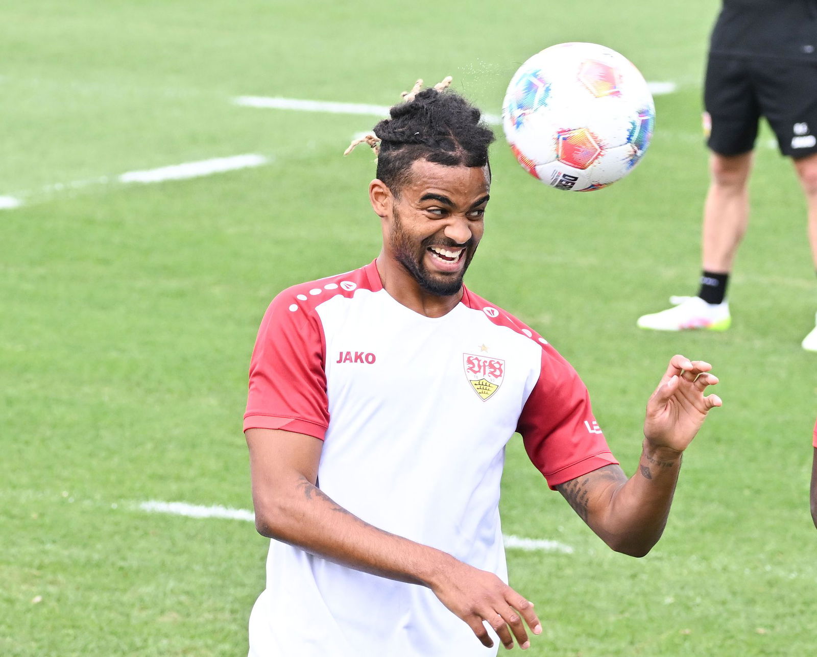 Lorenz Assignon präsentierte sich vor 1.000 Fans beim Trainingsauftakt des VfB Stuttgart.