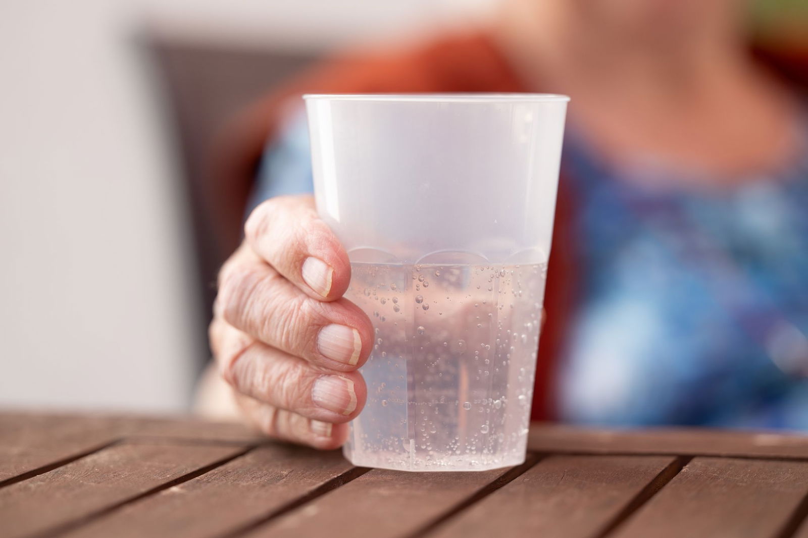 Vor allem ältere und kranke Menschen seien von der Hitze betroffen, sagt ein Arzt. (Symbolbild)