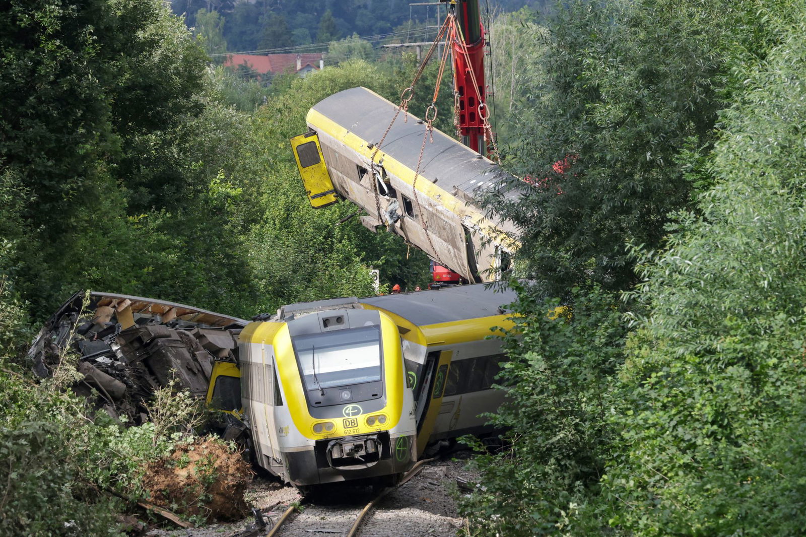 Mit einem Kran wurden am Montagabend die ersten Waggons des entgleisten Zugs geborgen. 