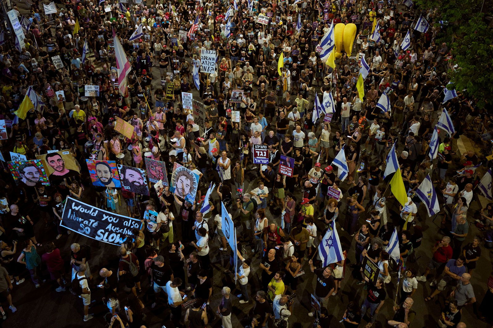 Tausende Israelis demonstrierten in Tel Aviv und anderen Städten für die Freilassung der in den Gazastreifen verschleppten Geiseln. 
