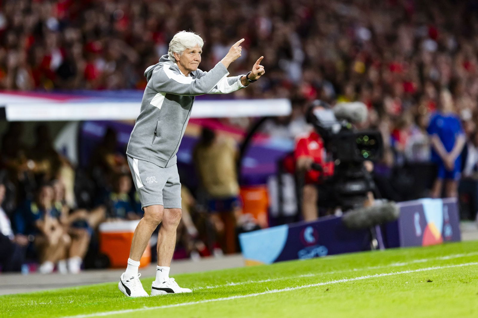 Engagiert an der Seitenlinie: Die Schweizer Trainerin Pia Sundhage.