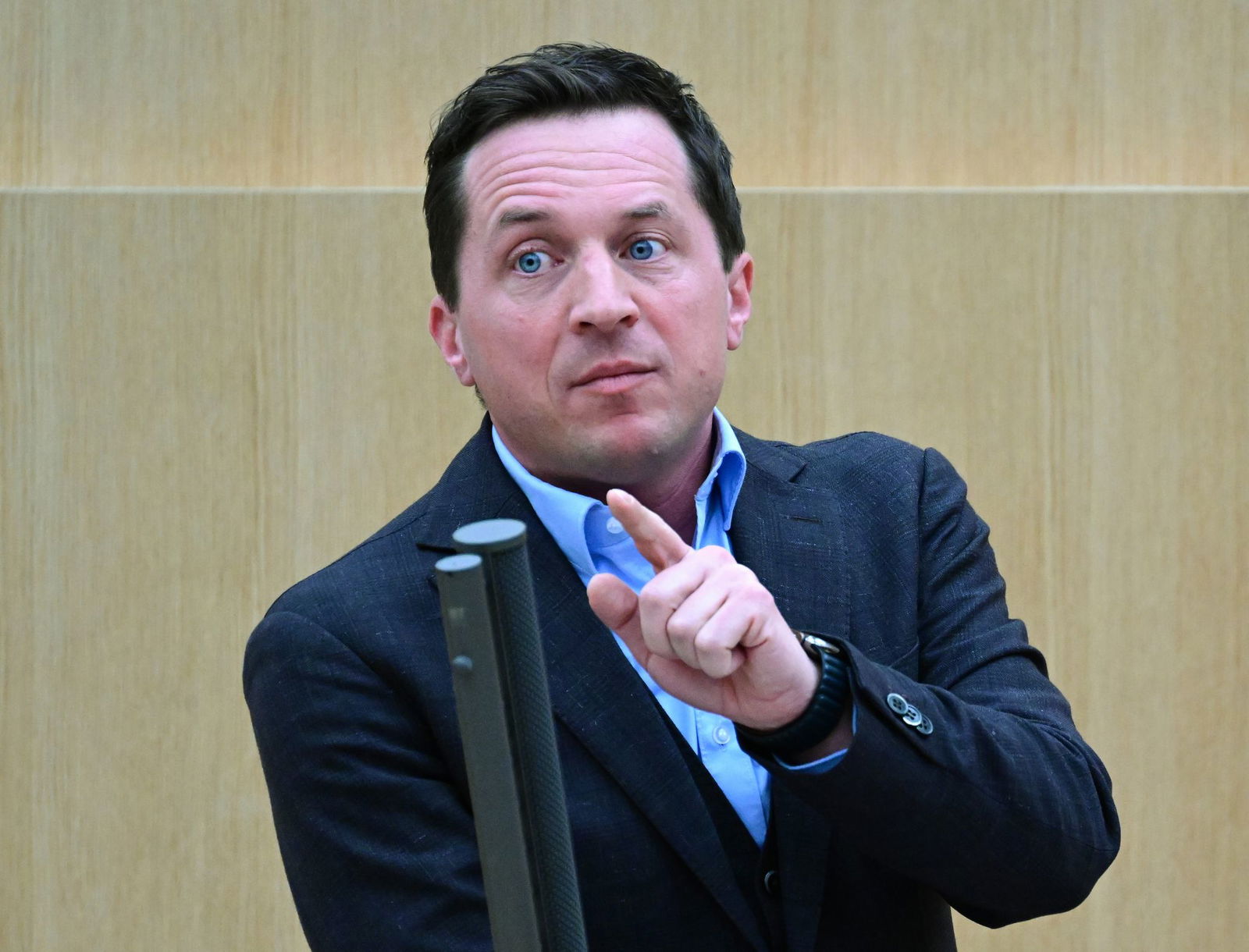 Der SPD-Abgeordnete Sascha Binder fordert nach dem Fund eines Stimmzettels mit einem Hakenkreuz Konsequenzen. (Archivbild)