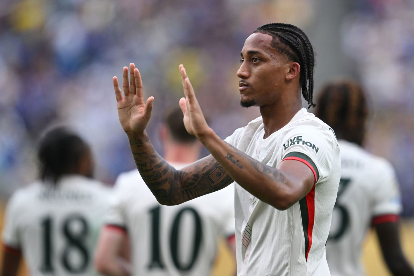 Kein Jubel: Der bei Fluminense ausgebildete Angreifer João Pedro hebt nach seinem Tor für Chelsea entschuldigend die Hände. 