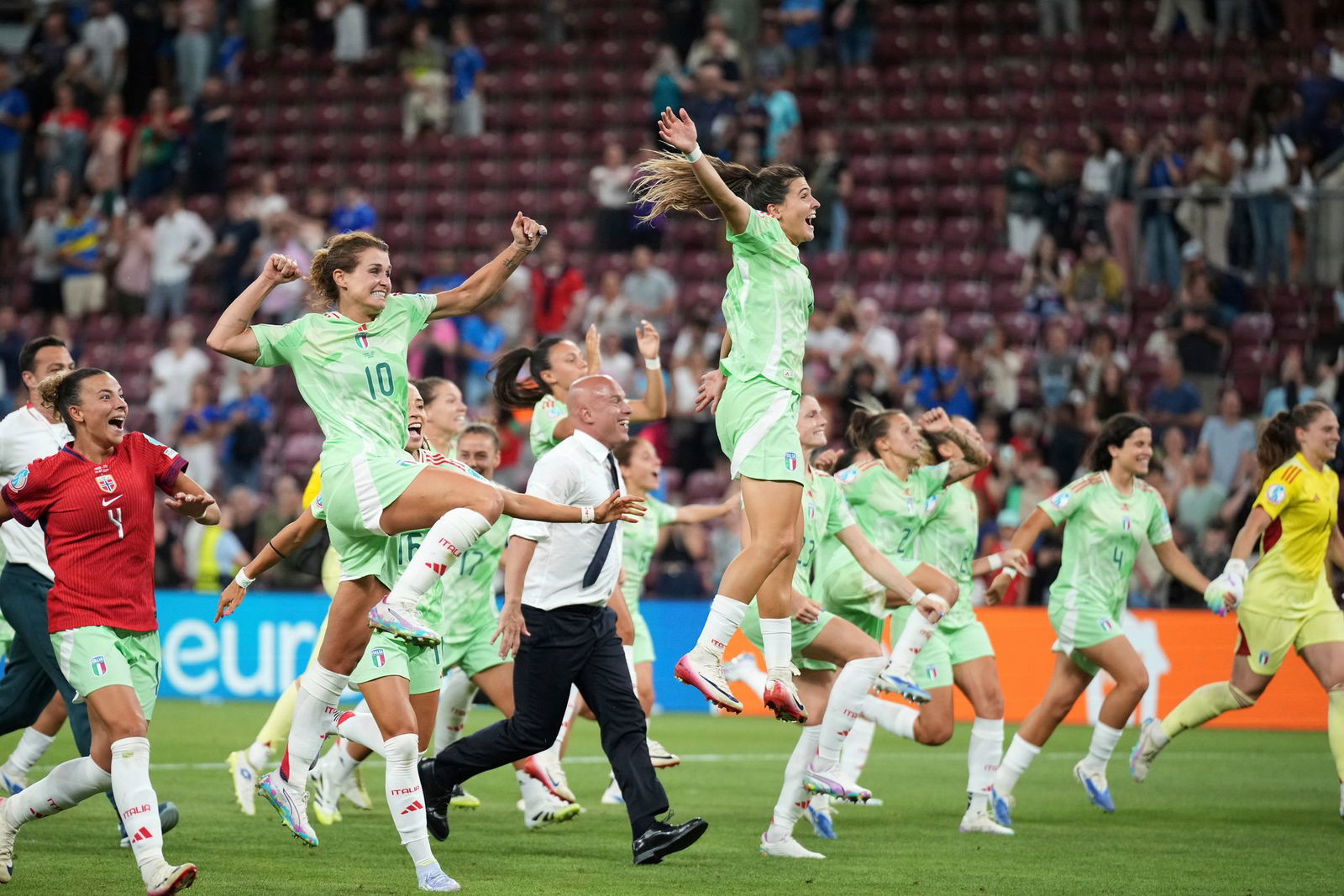 Italiens Fußballerinnen bejubeln den Halbfinal-Einzug bei der EM.