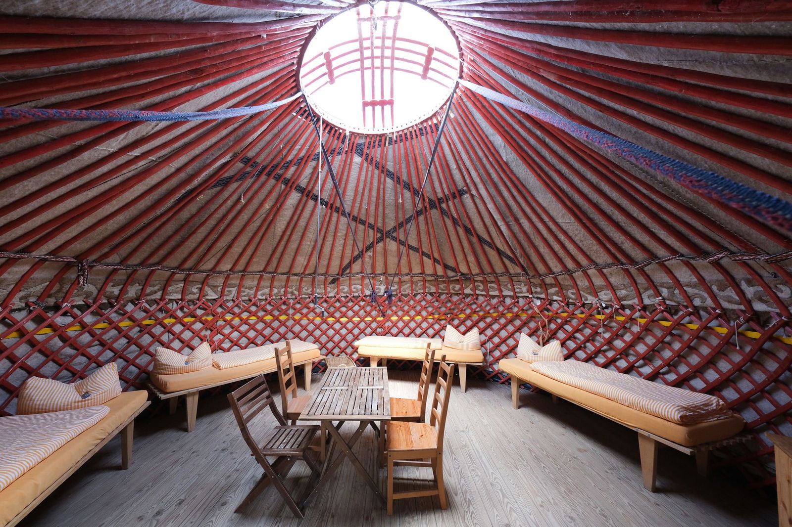 Vier Betten bietet der außergewöhnliche Schlafplatz in einer Jurte.