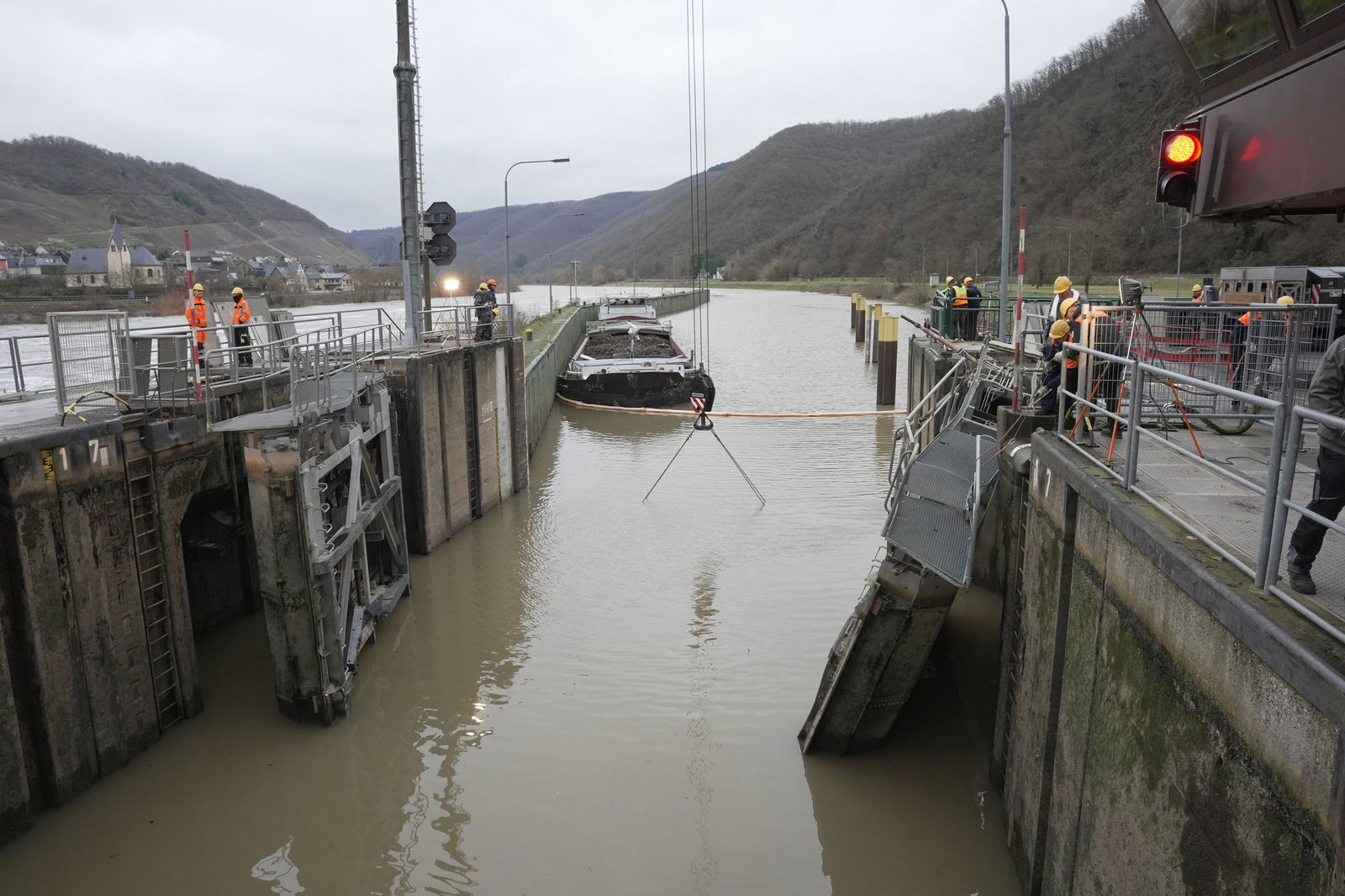 Der Unfall an der Schleuse Müden sorgte wochenlang für Probleme. (Archivbild)