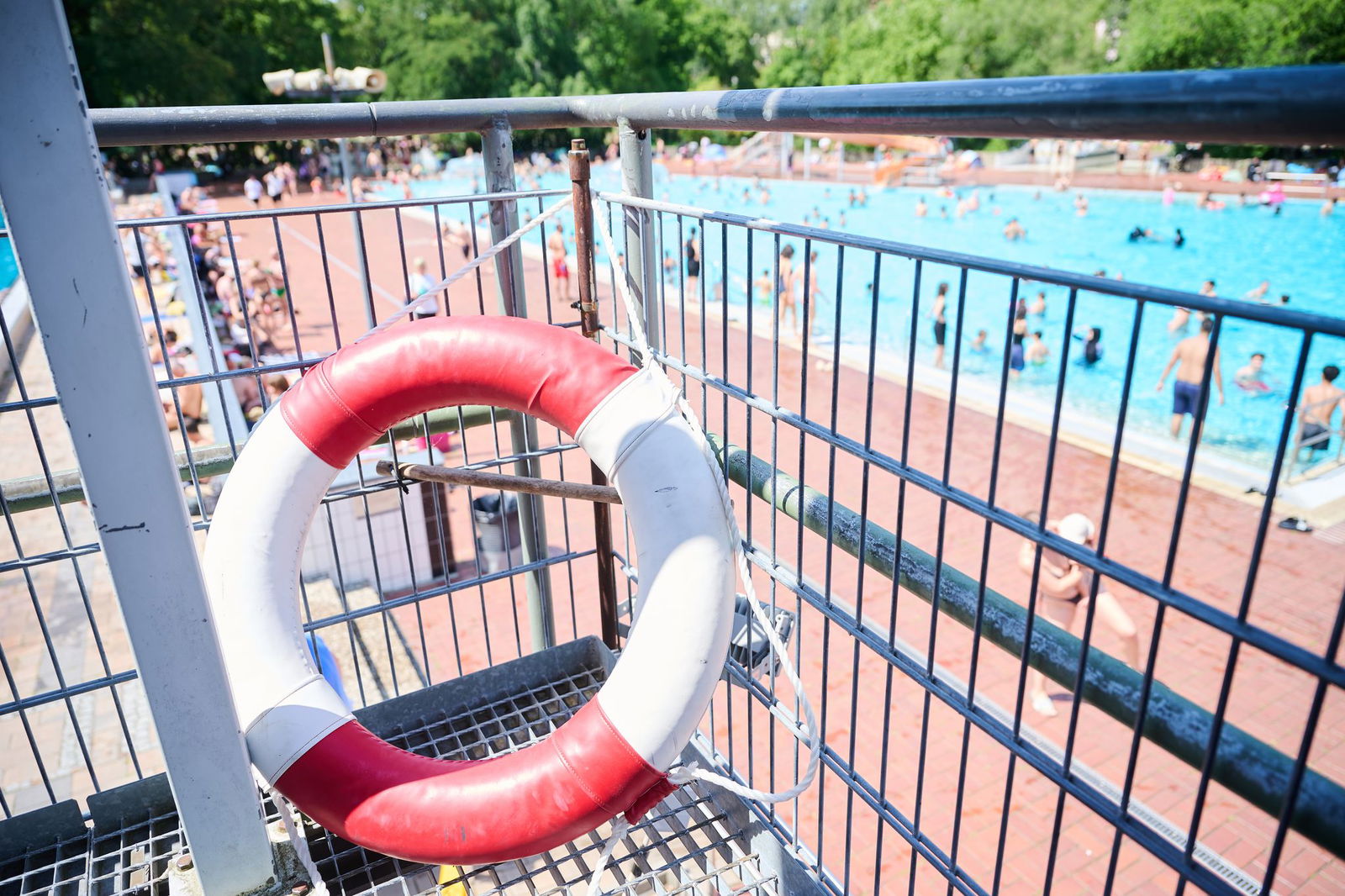 Eine Frau hat in Baden-Württemberg einen Bademeister mit einer Flasche beworfen. (Symbolbild)