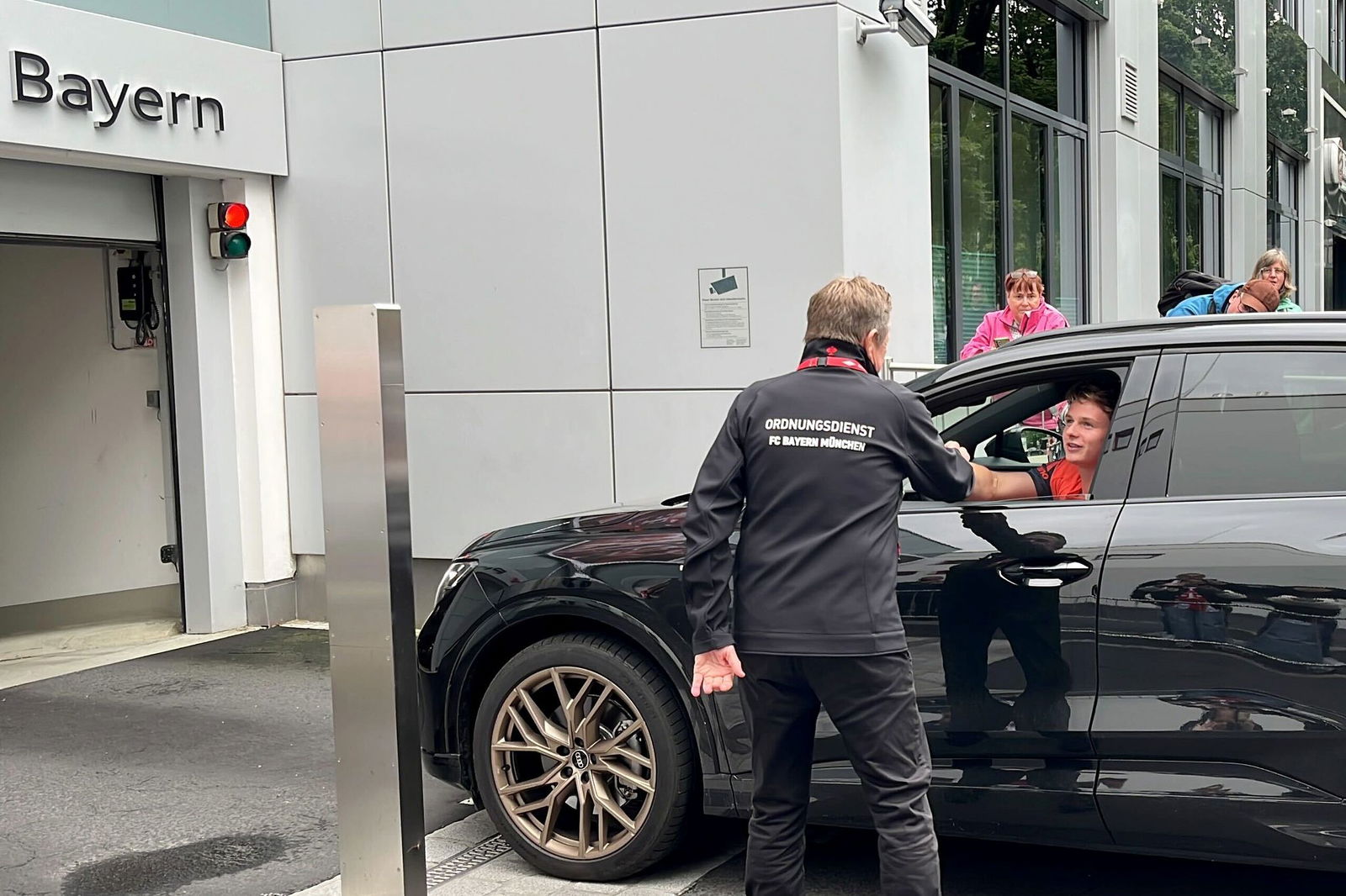 Für Torhüter Jonas Urbig und die Kollegen ist der Urlaub zu Ende.