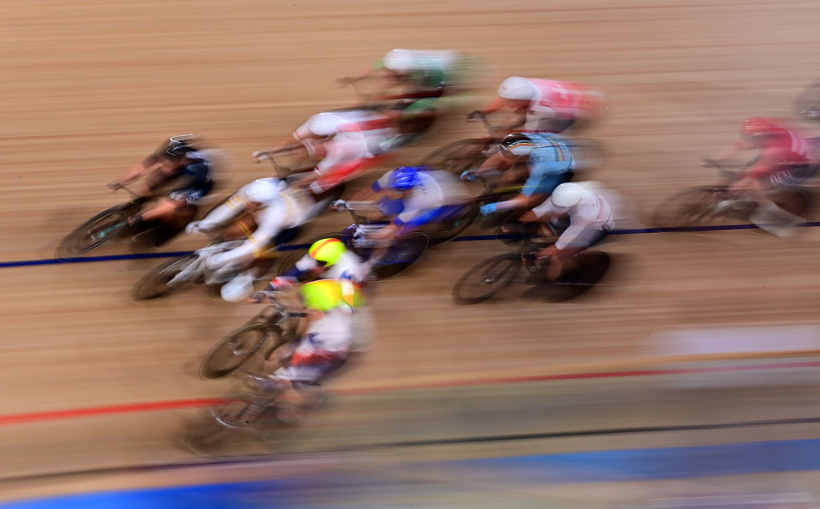 Bei den deutschen Meisterschaften im Bahnrad trumpft ein Teenager auf.