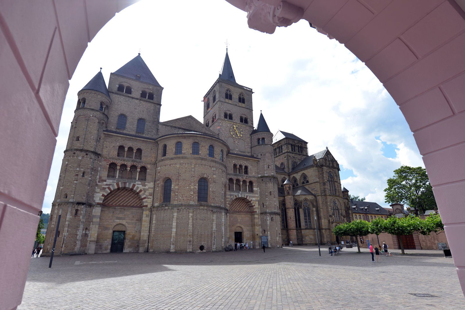 Im Trierer Dom herrschen angenehm kühle Temperaturen. (Archivbild)