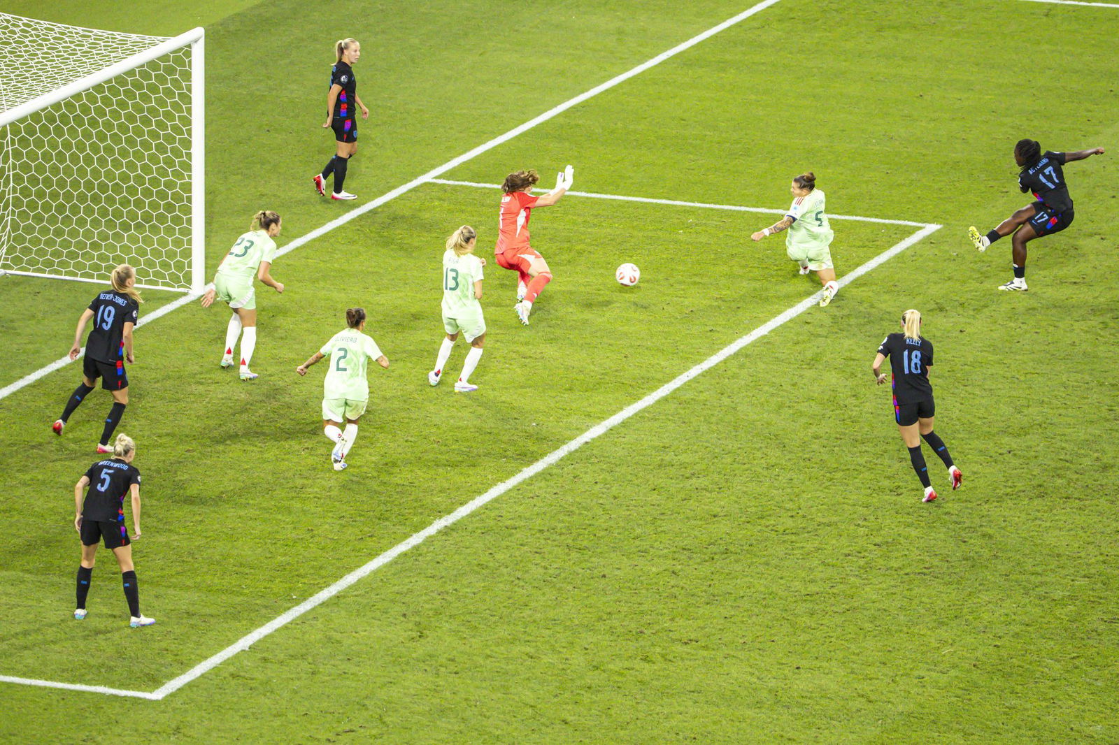 Drin ist das Ding: Agyemangs Ausgleich in der Nachspielzeit sorgt für die Verlängerung.