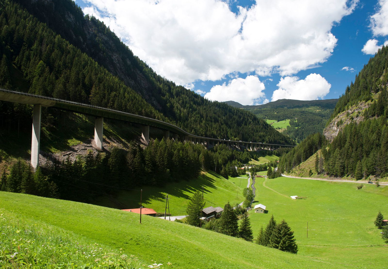 An der Luegbrücke wird inzwischen gebaut - zudem gibt es eine veränderte Verkehrsführung. Das sorgt für Staus. (Archivbild)