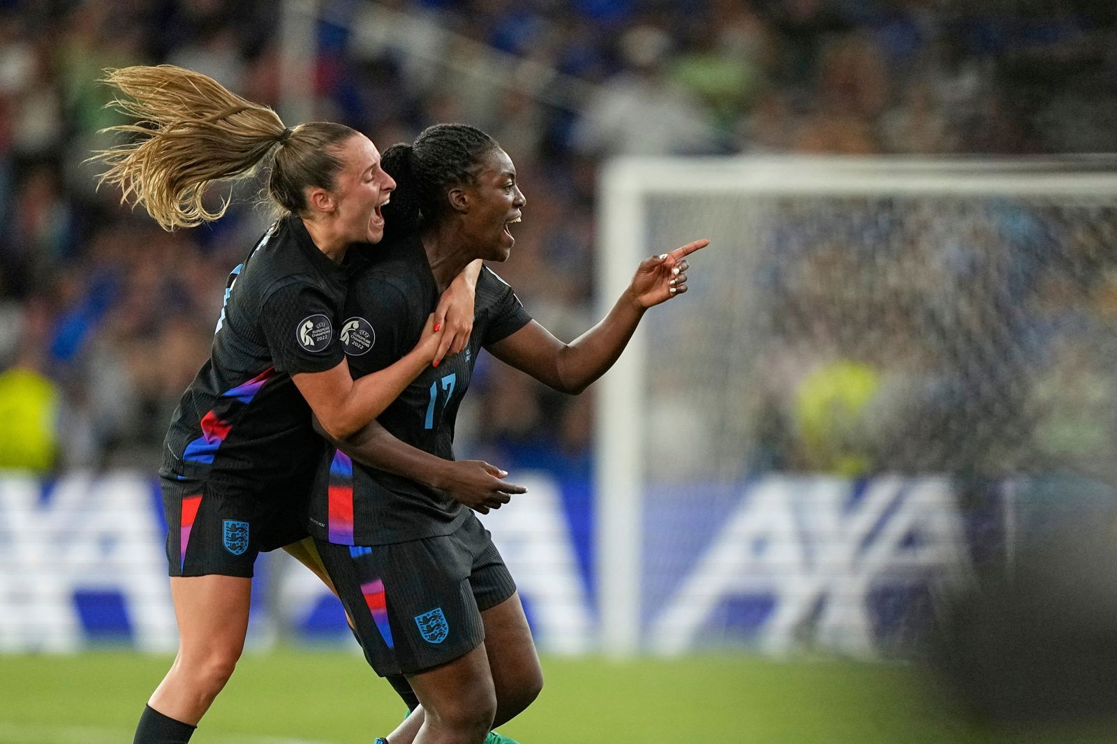Englands Michelle Agyemang (r) feiert mit Ella Toone ihr spätes 1:1.