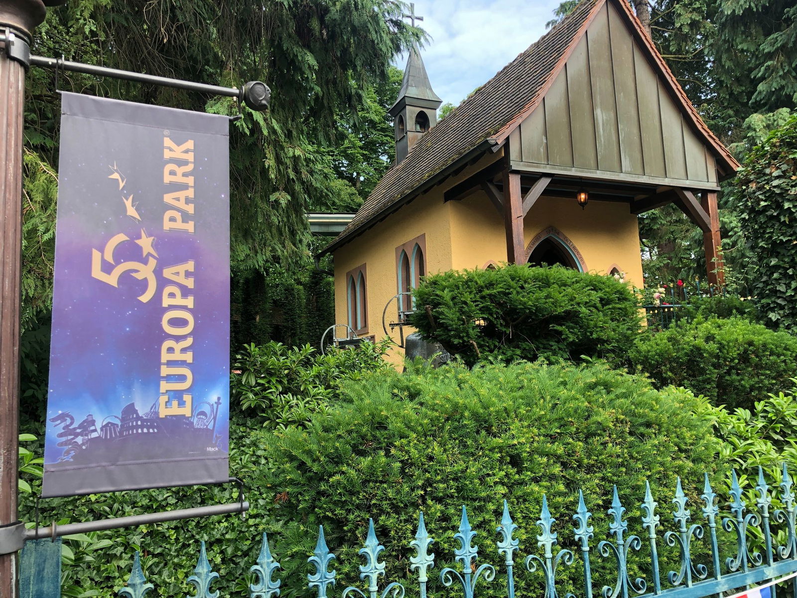 Der Europa-Park hat 17 europäischen Themenbereiche - und eine besondere Kapelle. 