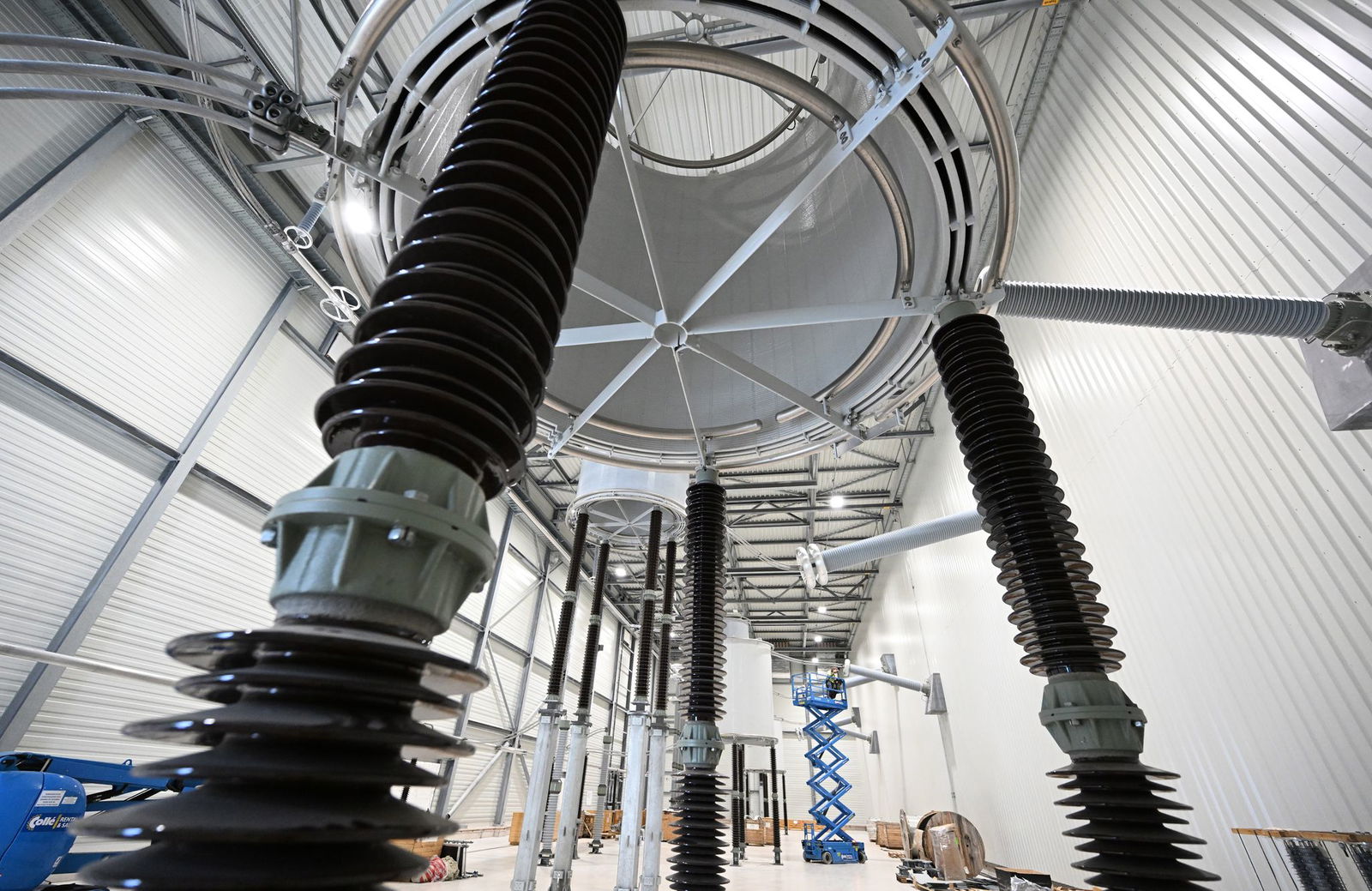 Ein Blick in das Gleichstrom-Umspannwerk während der Bauarbeiten. (Archivbild)