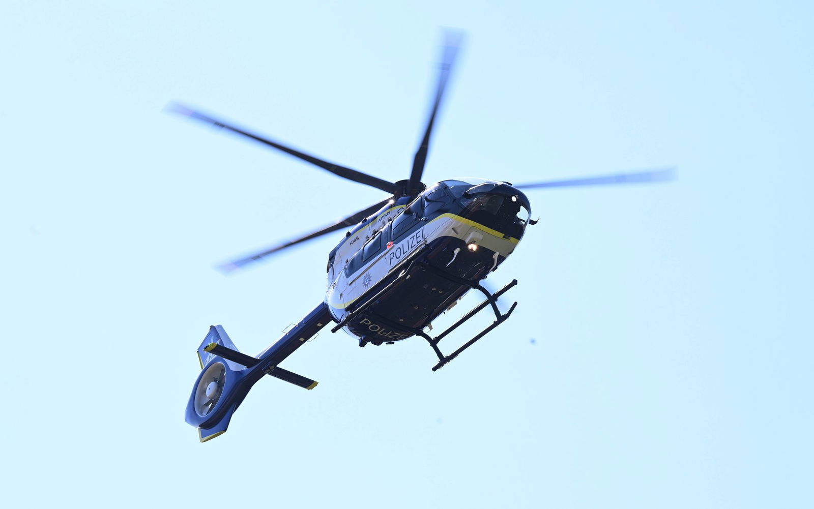 Unbekannte haben einen Geldautomaten im Landkreis Karlsruhe gesprengt - die Polizei suchte auch mit einem Hubschrauber nach den mutmaßlichen Tätern. (Symbolbild)
