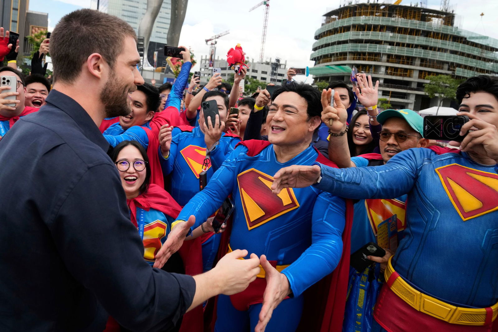 Schauspieler und Superman-Star David Corenswet (l) begrüßt Fans während der ersten Station der Superman World Tour.