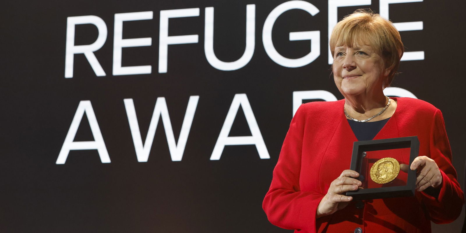 Merkel bei einer Preisverleihung für ihre Flüchtlingspolitik