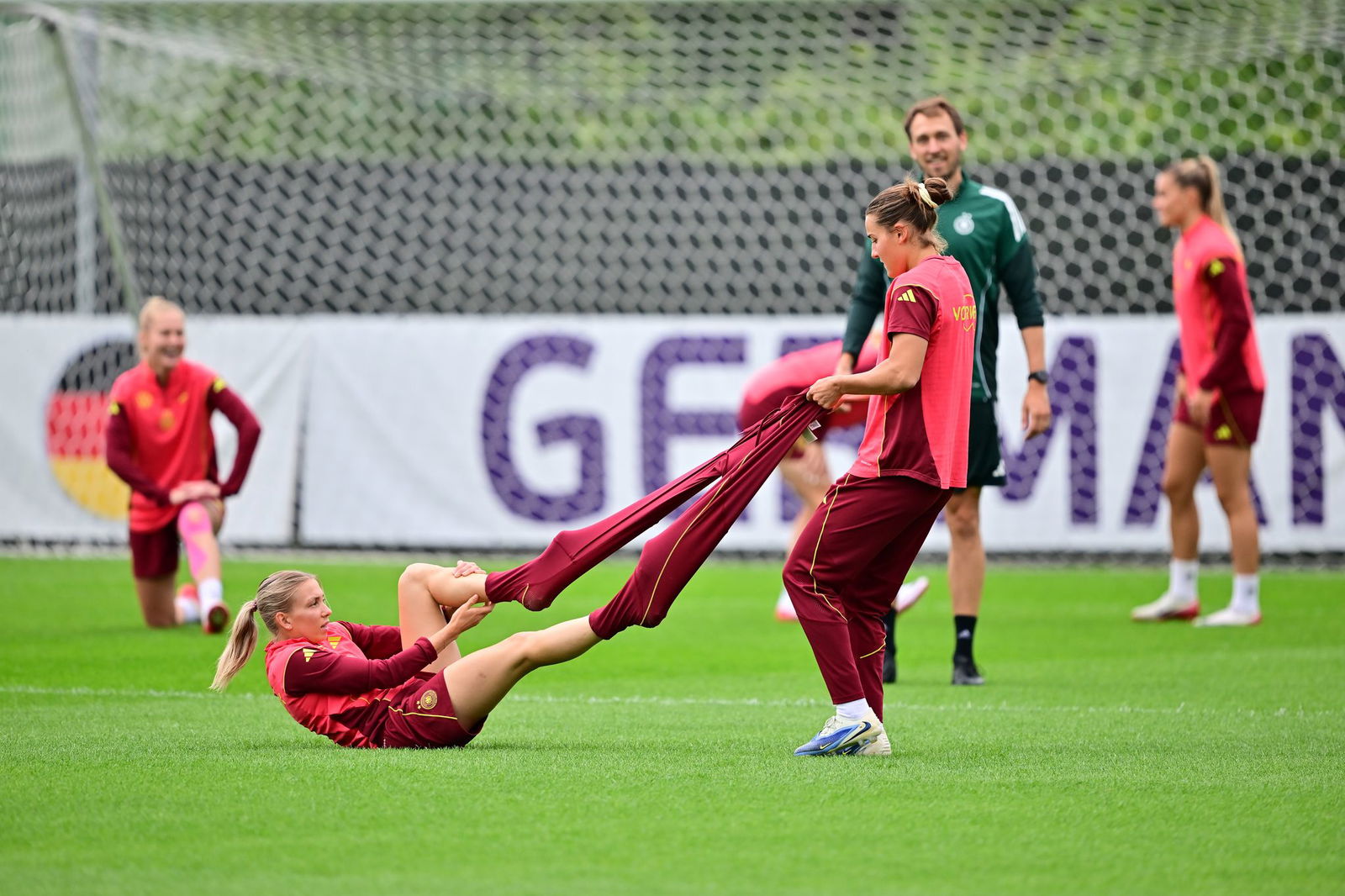 Elisa Senß (l.) und Carlotta Wamser: Warm anziehen gegen Spanien?