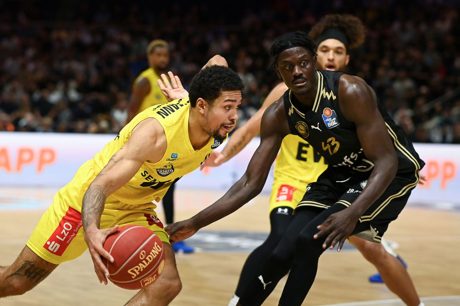 Len Schoormann (l) wechselt von Oldenburg nach Ulm.