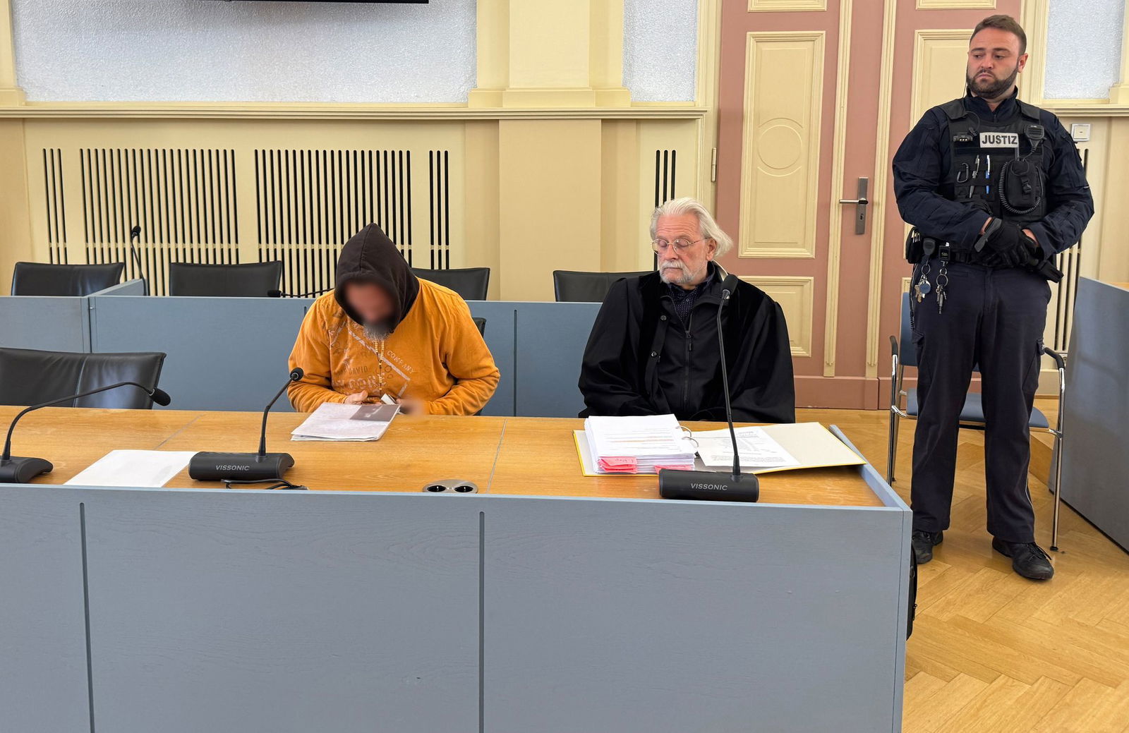 Einem Fahrlehrer wird vor dem Landgericht Hechingen mehrfache Vergewaltigung vorgeworfen.