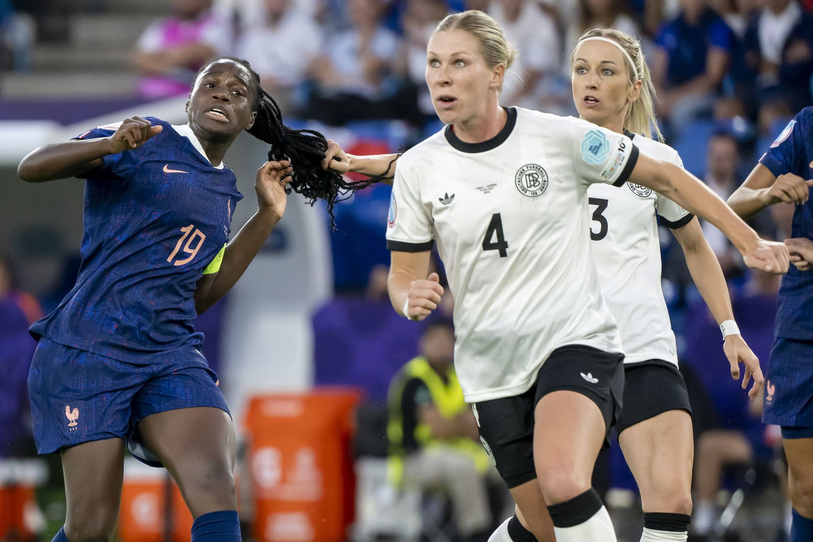 Nach ihrem Aussetzer gegen Griedge Mbock Bathy könnte die EM für Kathrin Hendrich (hinten rechts) beendet sein.