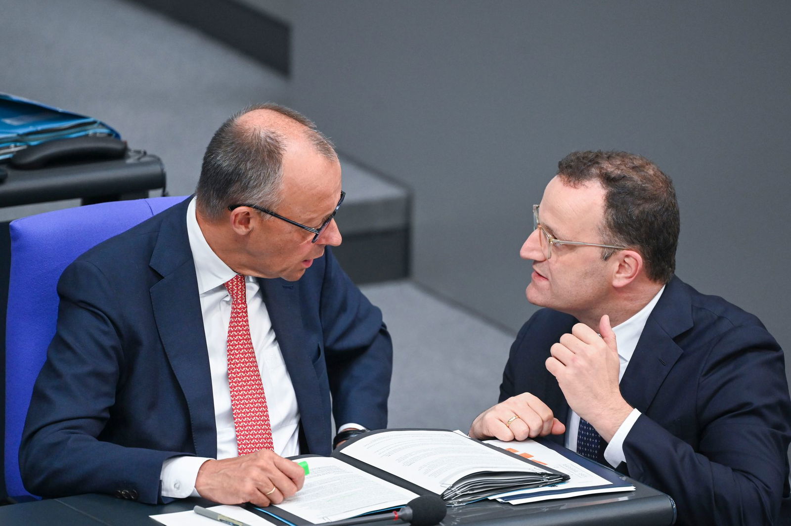 Kanzler Merz stellt sich hinter Unionsfraktionschef Spahn.