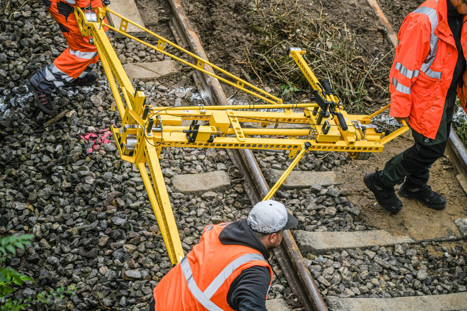 Spezialisten untersuchen die Strecke nach dem Zugunfall vom Sonntag.