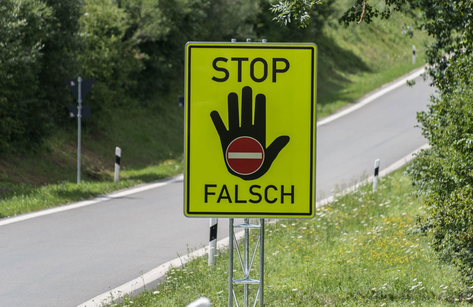 Mancherorts wird mit Schildern vor falscher Richtung gewarnt. (Archivbild)