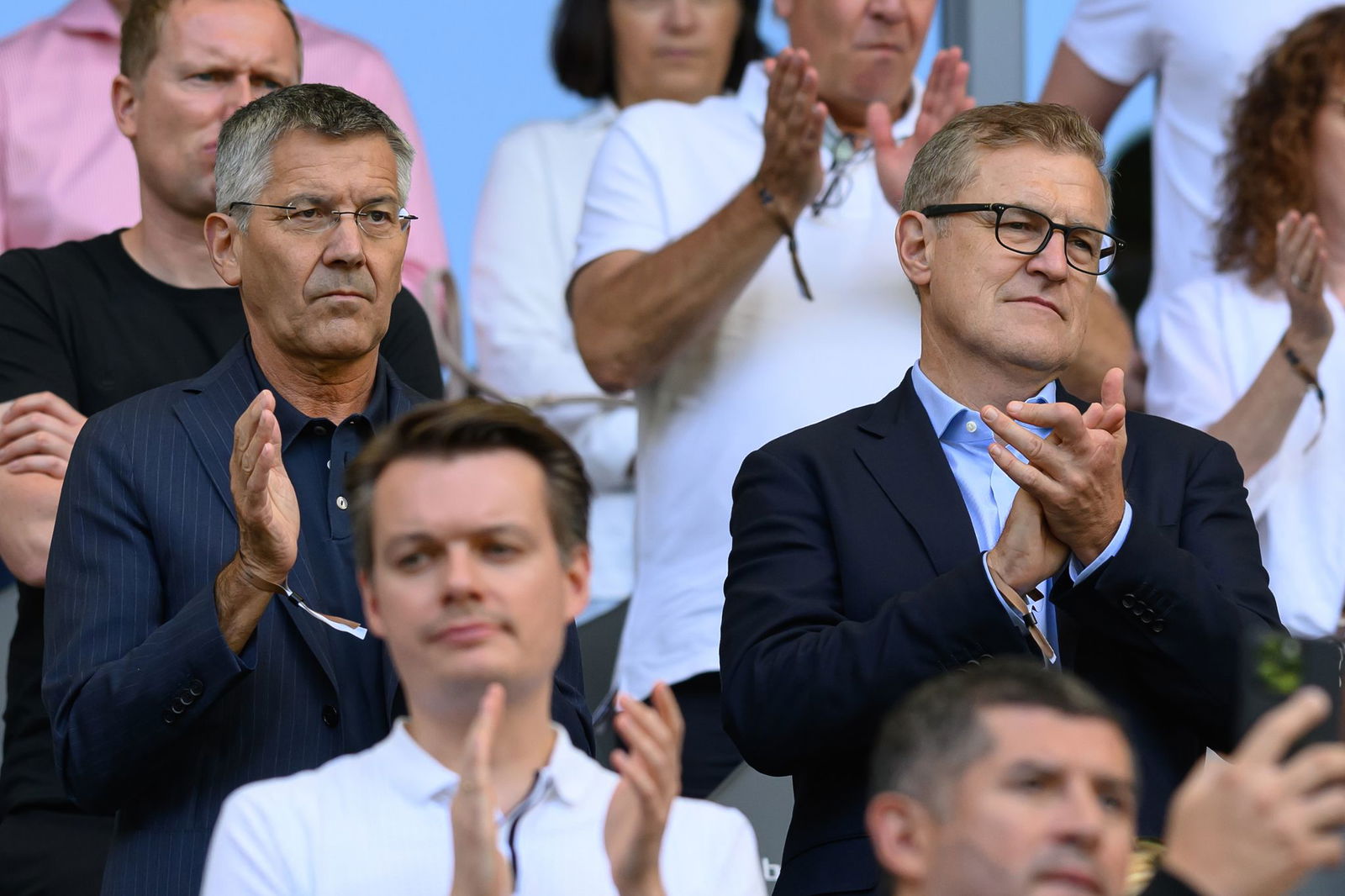 Bayern-Präsident Herbert Hainer (l) und Vorstandschef Jan-Christian Dreesen erklären die Transferstrategie. (Archivbild)