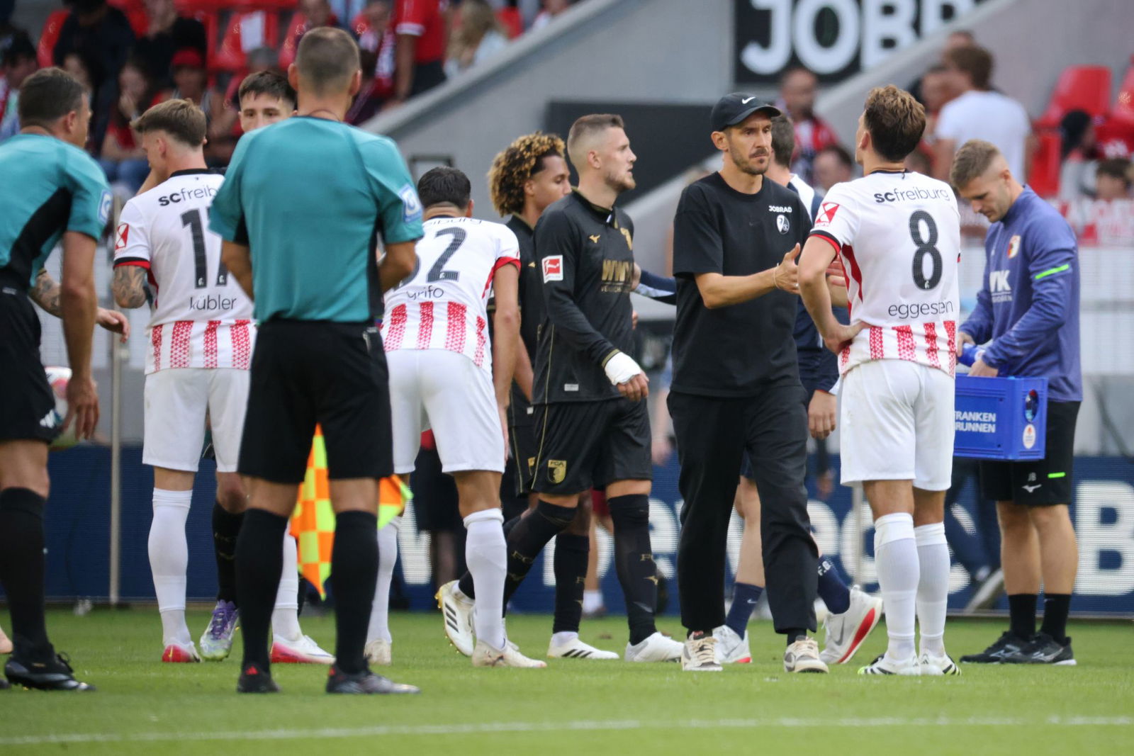 Niedergeschlagen: Julian Schuster und der SC Freiburg haben zum Auftakt eine Niederlage kassiert.