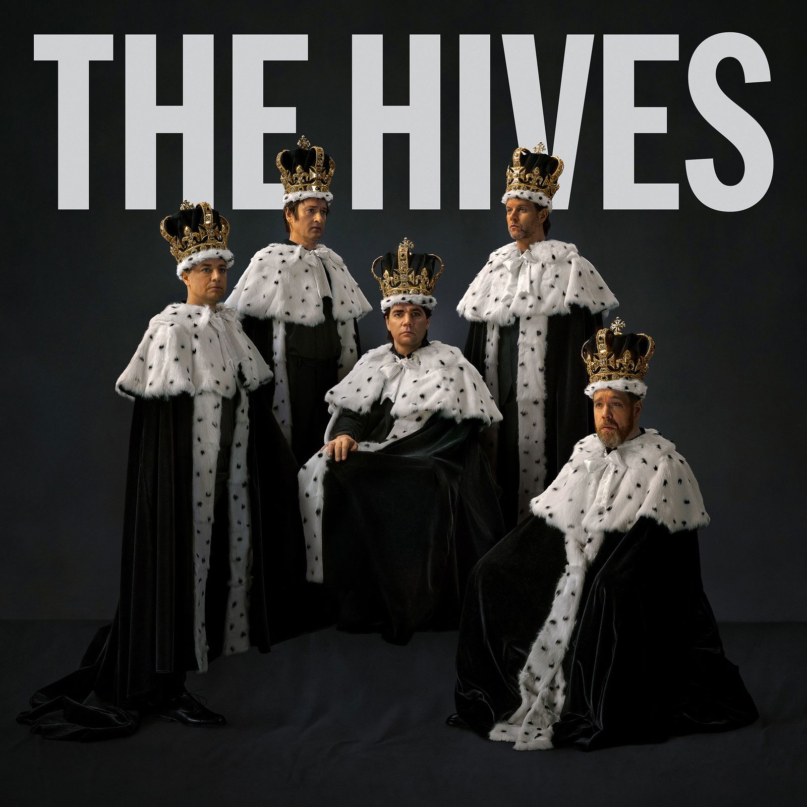 Auf dem Cover ihres neuen Albums «The Hives Forever Forever The Hives» posieren «Howlin'» Pelle Almqvist und Co. als Könige mit Krone und (sicherlich falschem) Hermelinpelz.